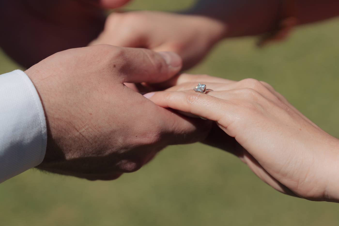 Manos de Gabriela y Eduardo con el anillo de compromiso