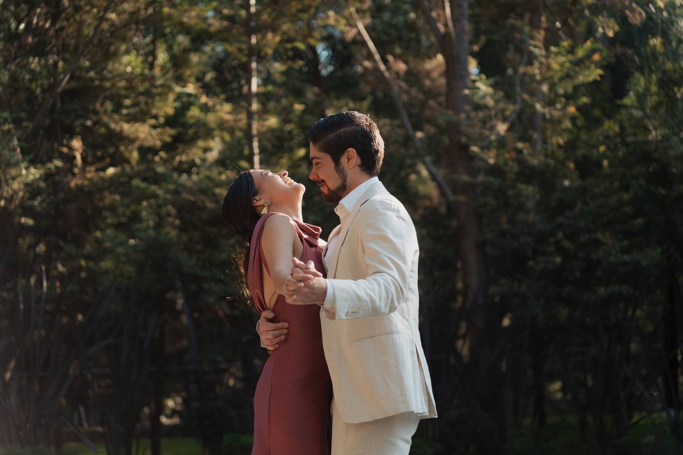 Gabriela y Eduardo abrazados en el bosque