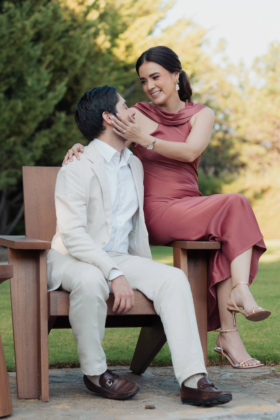 Gabriela y Eduardo sentados en una banca del jardín